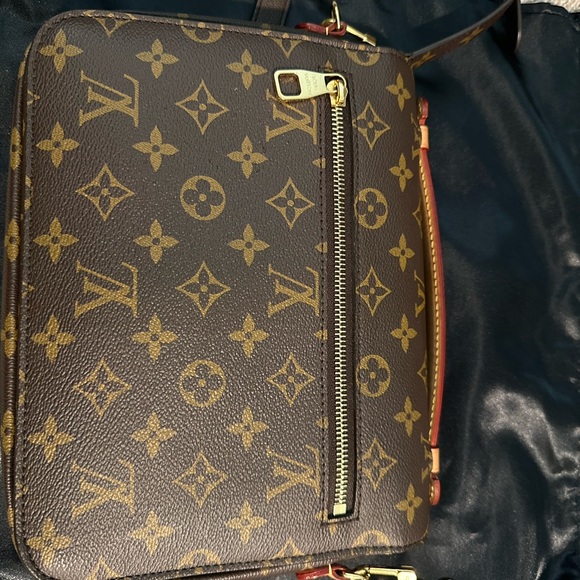Louis Vuitton Pochette Metis bag - Picture 8 of 13